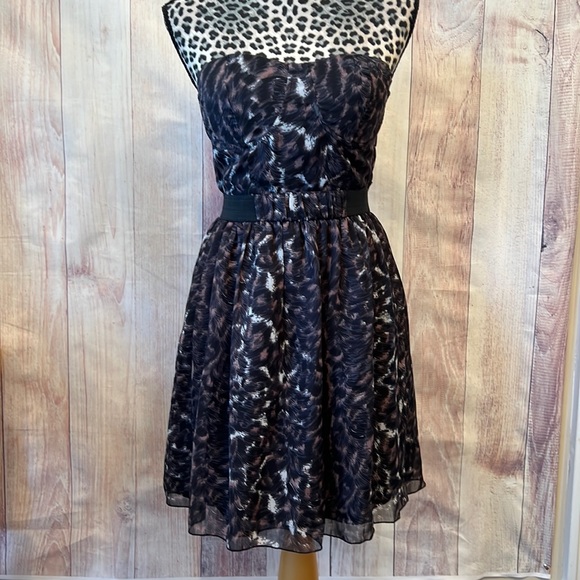 Dresses & Skirts - Fun mini dress perfect for date night